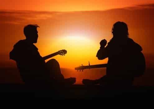 Expérience agréable : musiciens avec en fond coucher de soleil