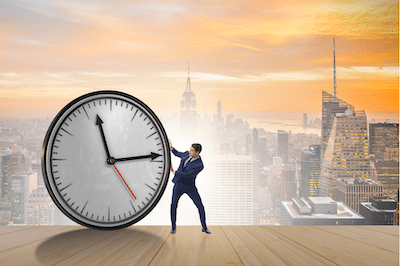 Horloge tenue par un entrepreneur qui souhaite améliorer sa gestion du temps et de ses priorités