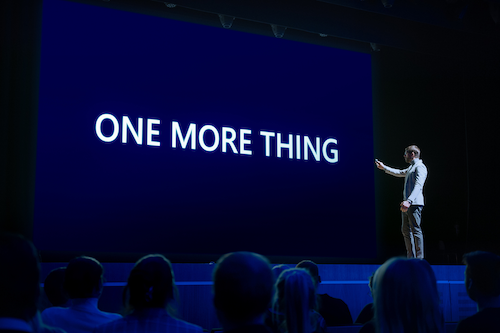 "One more thing" affiché sur un écran de présentation du lancement d'un nouveau produit